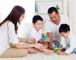 bố mẹ cùng chơi với con