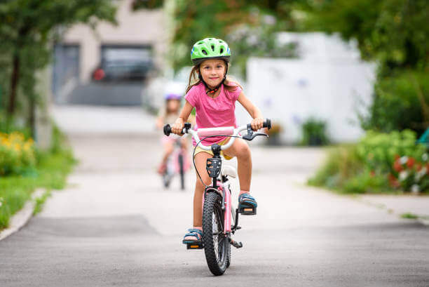 toán tư duy chọn địa điểm tập cho trẻ chạy xe đạp